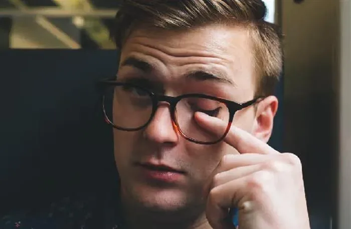 مخاطر رمش العين باستمرار وعلاجها