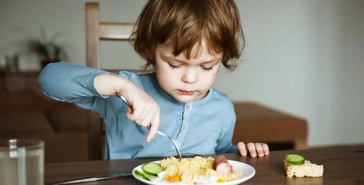 نصائح مهمة يجب اتباعها أثناء تناول وجبات الطفل