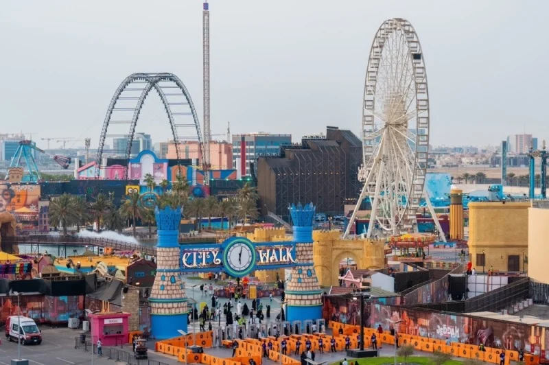 أساور ذكية لخدمة زوار موسم جدة في منطقة "سيتي ووك"