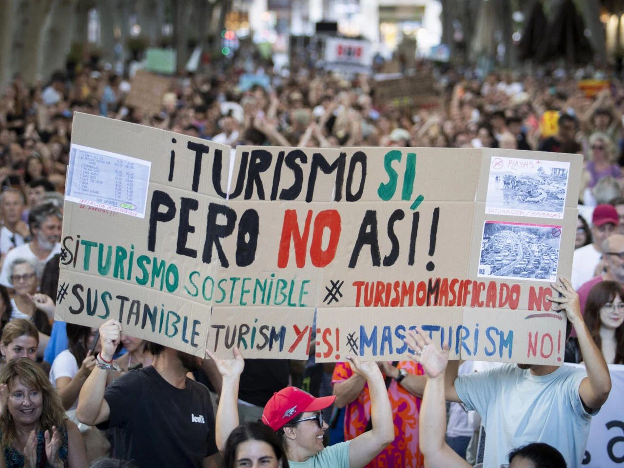 إسبانيا.. مظاهرات ضد السياحة المفرطة تصل إلى المطالبة بطرد الزوار