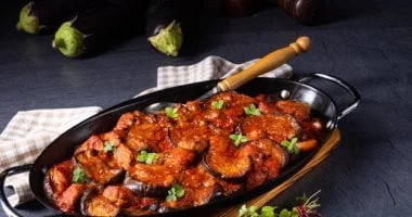 طاجن المسقعة: وصفة شهية بـ3 طرق مختلفة من مطبخ الشيف مي صيام