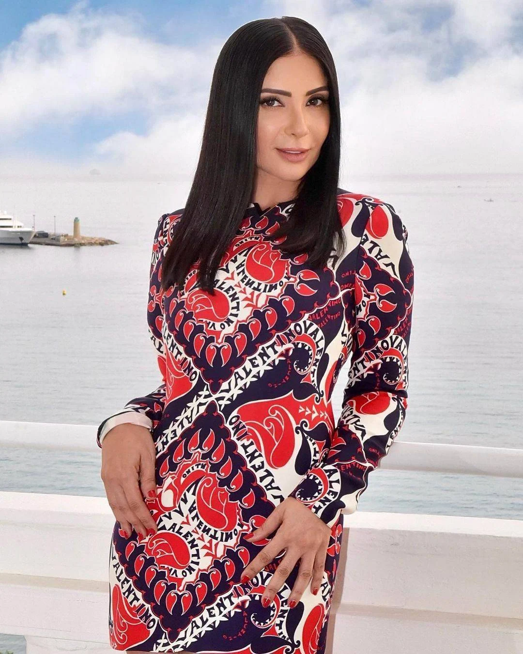 منى زكي تأسر الأنظار في أسبوع الموضة بباريس وتحتفل بنجاح فيلمها "رحلة 404"