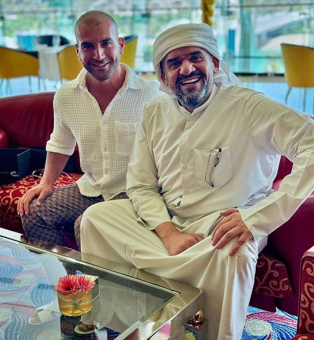 حسين الجسمي يرد على اتهامات التطبيع: "معجب طلب صورة"