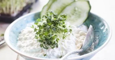 "الجبن القريش" سر جمال البشرة وقوة العظام.. تعرف على فوائده وأفضل الطرق لتناوله