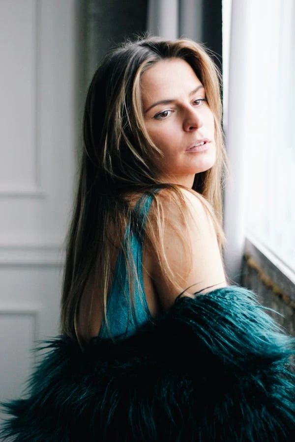 دليل شامل لإتيكيت ارتداء الشال الفرو: أضيفي لمسة من الفخامة على إطلالتك الشتوية