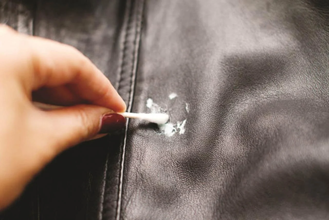 نصائح لإزالة البقع من الملابس الجلدية