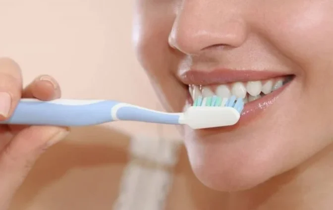 تنظيف الأسنان
