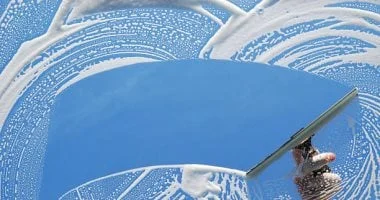 تلميع المرايا والزجاج: دليل شامل للحصول على أسطح براقة