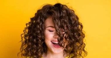 تحولي إلى ملكة الشعر المجعد: تسريحات طبيعية دون الحاجة للحرارة