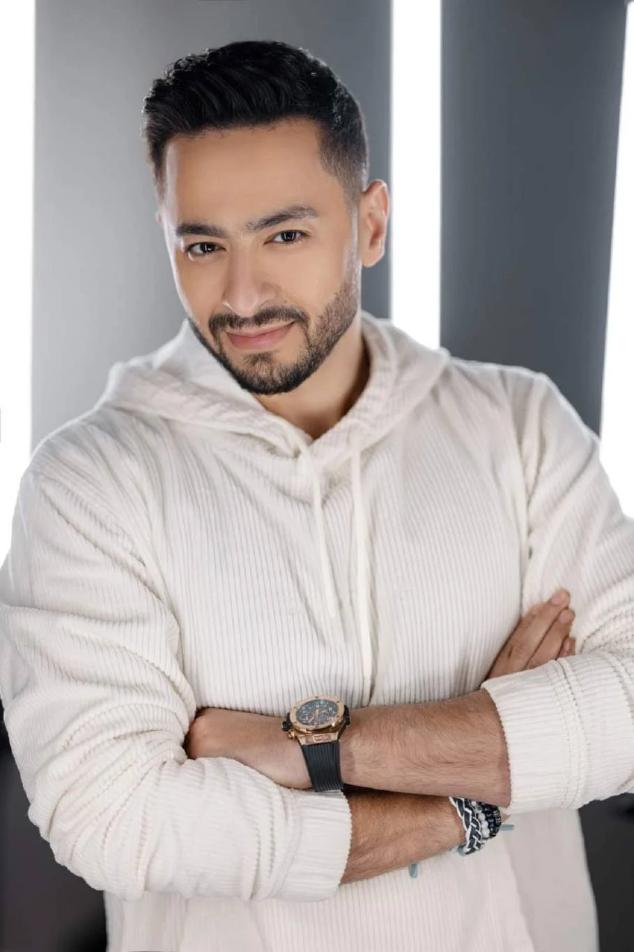 حمادة هلال يثير الجدل بشعاره الجديد لعام 2025 ويعلن عن تفاصيل الجزء الخامس من "المداح"