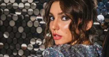 مكياج لامع وشعر أنيق: استعدي لاستقبال العام الجديد بأناقة