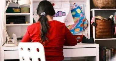 أفكار تسريحات شعر عملية ومميزة للمذاكرة والامتحانات