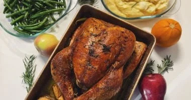 طريقة تحضير ديك رومي محشي بالفريك: وجبة عيد مثالية