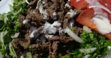 سلطة شاورما اللحم: طبق رئيسي غني بالفوائد بطريقة بسيطة