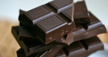 الشوكولاتة الداكنة: فوائد صحية وقواعد للاستمتاع بها بدون الشعور بالذنب
