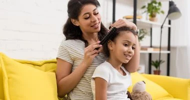 تمشيط شعر ابنتك المجعد بسهولة: 5 خطوات لمنع الهيشان والتقصف
