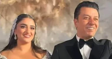 مصطفى كامل يحتفل بوصول حفيدته "غالية" ويستعرض صور حفل زفاف ابنته النجومي