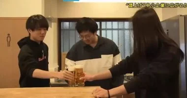 شركة يابانية تجذب المواهب بأسلوب مبتكر: مشروبات كحولية مجانية وإجازات صداع الكحول!