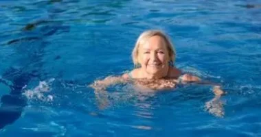 سيدة تفقد بصرها بعد ارتكاب خطأ شائع أثناء السباحة