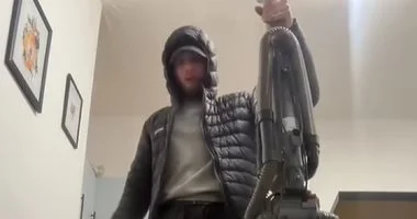 تحدي "إسقاط الأشياء على القدم" يثير قلق الأطباء: مخاطر وأضرار بالغة