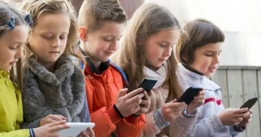 وقت الشاشة وقصر النظر: دراسة تحذر من مخاطر الاستخدام المفرط للأجهزة الرقمية على عيون الأطفال