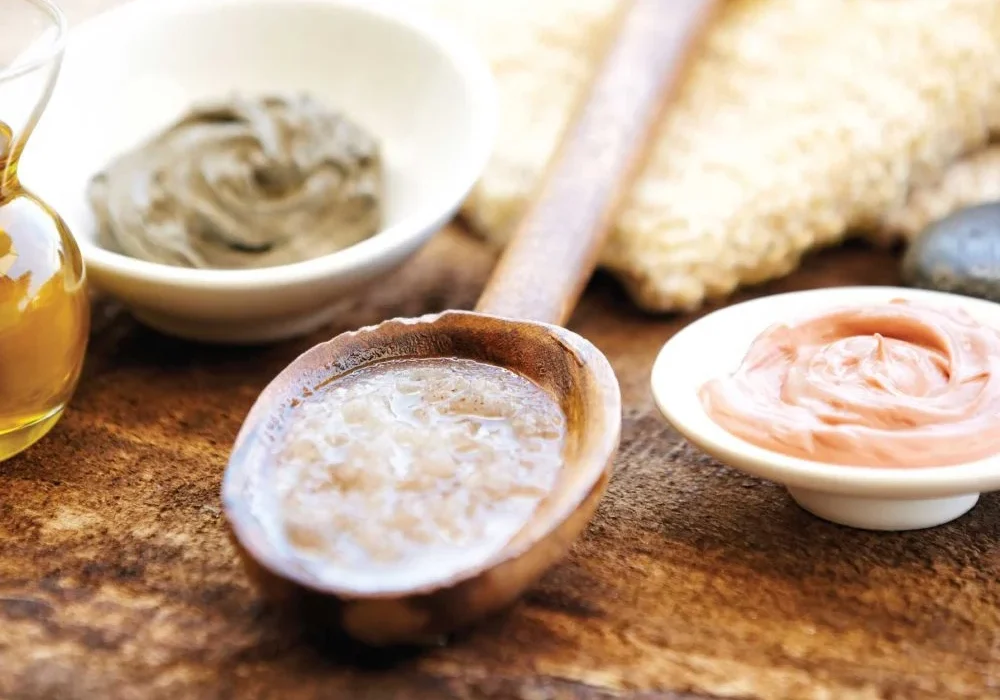 بطريقة آمنة.. وصفات طبيعية فعالة لتفتيح البشرة وترطيبها