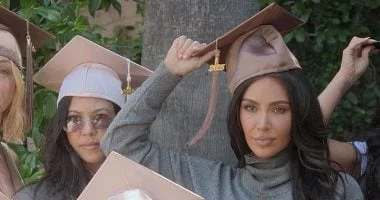 أولادها تشاجروا بسبب ميك.. وكيم كارداشيان تتعرض للإحراج عند تخرجها 