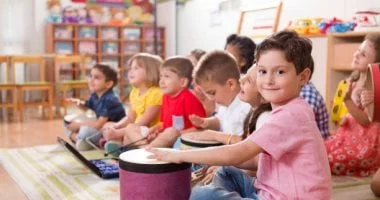 7 حيل نفسية تجعل طفلك يحب الدراسة حتى لو شعر بالملل 