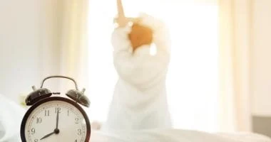 لماذا نستيقظ قبل ميعاد المنبه ومتى يصبح ذلك طبيعياً؟ 