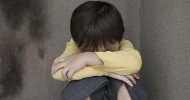 كيف تتحدث مع أطفالك عن الأحداث الصادمة؟ ركز على الخير 