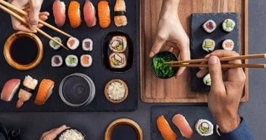 8 أخطاء شائعة عند أكل السوشي في المطاعم.. احذر من الوسابي 