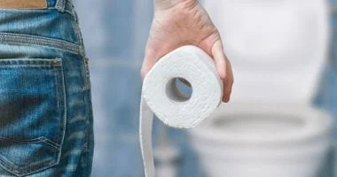 صعوبة استخدام الحمام خارج المنزل؟ تعرف على متلازمة الأمعاء الخجولة 