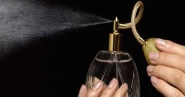 تفسير حلم زجاجة العطر: تأثير الذكريات وألم الماضي 