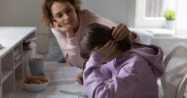 كيف تحسنين نوم طفلك أثناء الامتحانات: 5 نصائح عملية 