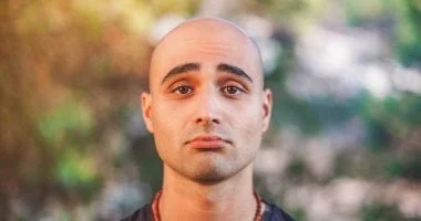 Gen Z أكثر عرضة للصلع من الأجيال السابقة.. استشارى يوضح الأسباب 