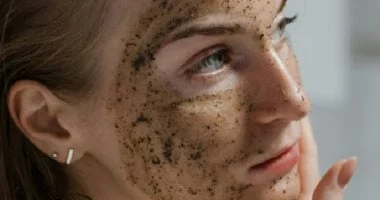 أربع وصفات طبيعية بالقهوة تعالج جميع مشاكل البشرة 