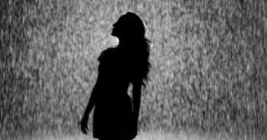 تفسير حلم الأمطار واستقبالها بفرحة: بشائر خير وتبدل الحال 