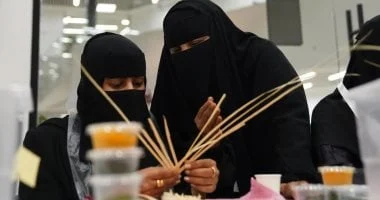 أهل جازان يحولون سعف النخيل والدوم إلى مشغولات تراثية فنية 