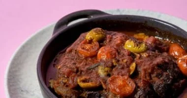 طاجن العكاوى بالبصل والفلفل: طريقة التحضير 