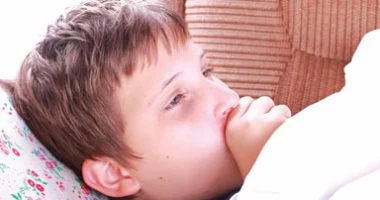 عطس متكرر والتهاب الحلق عند الطفل: طرق منزلية لمواجهة فيروس أنفي 