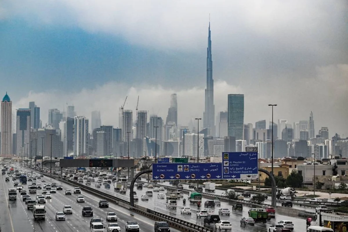 أمطار غزيرة على الإمارات.. وخطط استباقية لمواجهة مستجدات الحالة الجوية 