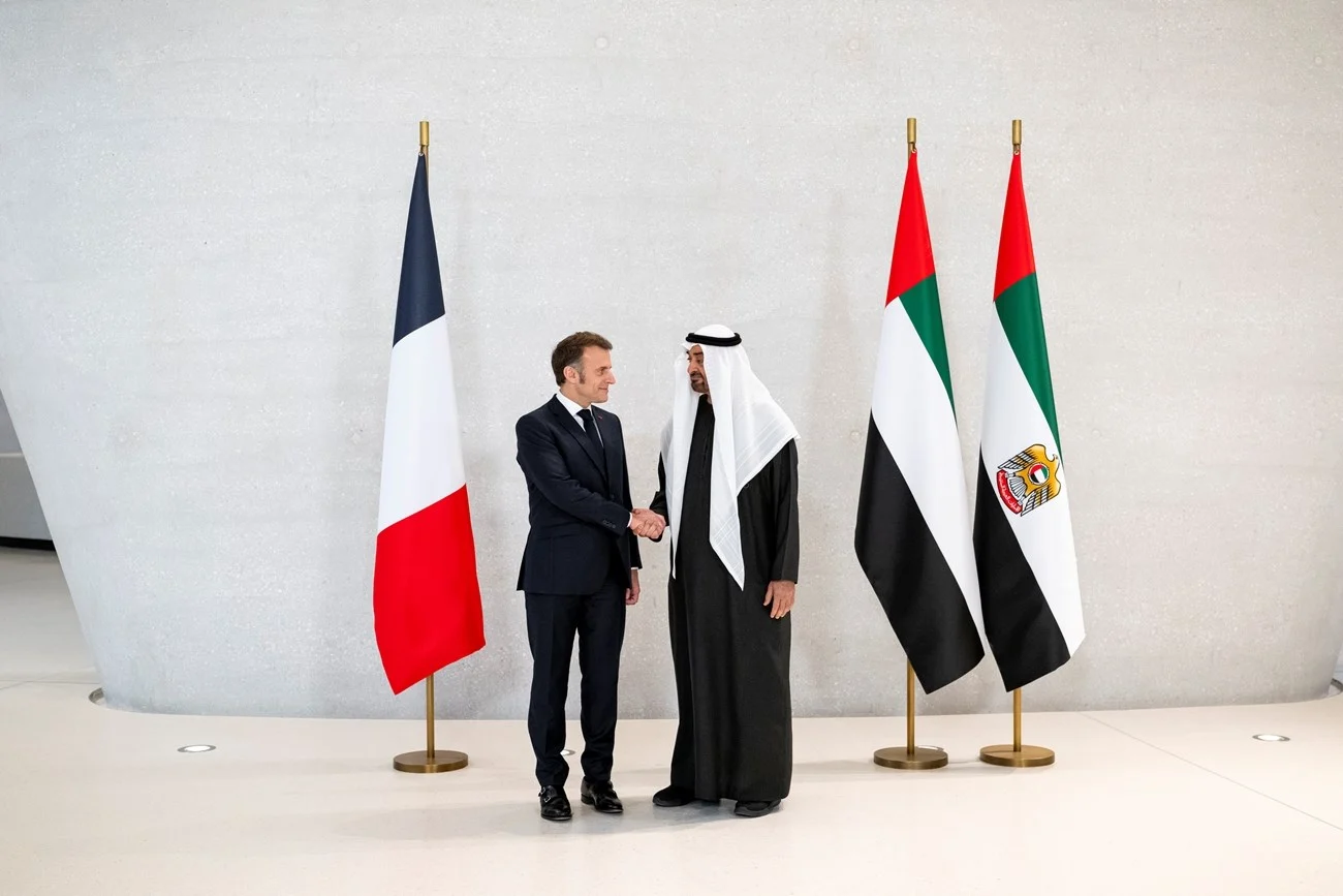 رئيس الدولة يستقبل الرئيس الفرنسي في زيارة عمل إلى الدولة 