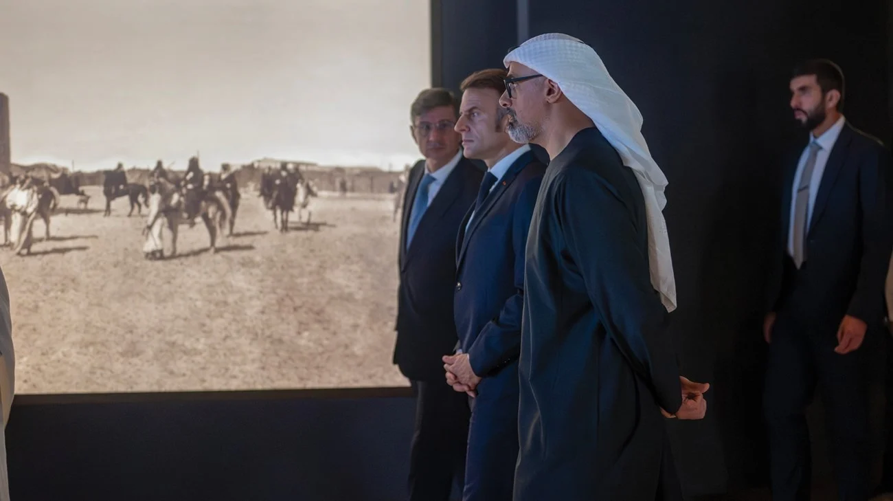 يرافقه ولي عهد أبوظبي.. الرئيس الفرنسي يزور متحف زايد الوطني 