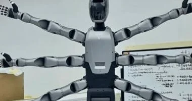 الصين تكشف عن أول روبوت بشري ذو ستة أذرع 