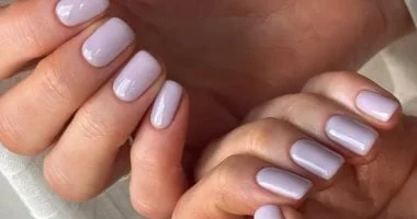 5 ألوان تريندى 2026 تناسب الأظافر القصيرة لمظهر جذاب وعملى 