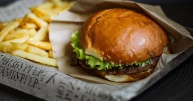 4 خطوات لتجنب الوجبات السريعة والحفاظ على وزنك 