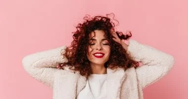 ثلاث خطوات لتمشيط الشعر الكيرلي بسهولة والحفاظ على ترطيبه 