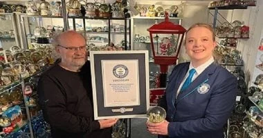 ألماني يدخل موسوعة جينيس بامتلاكه 11 ألف كرة ثلج زجاجية 