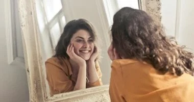 هل يمكن تحديد عمر المرأة من عينيها وحدها؟ دراسة علمية تجيب 