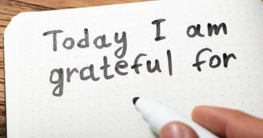 عالم نفس يغيّر مفهوم الحياة الجميلة: أثر التقدير والامتنان على النفس 